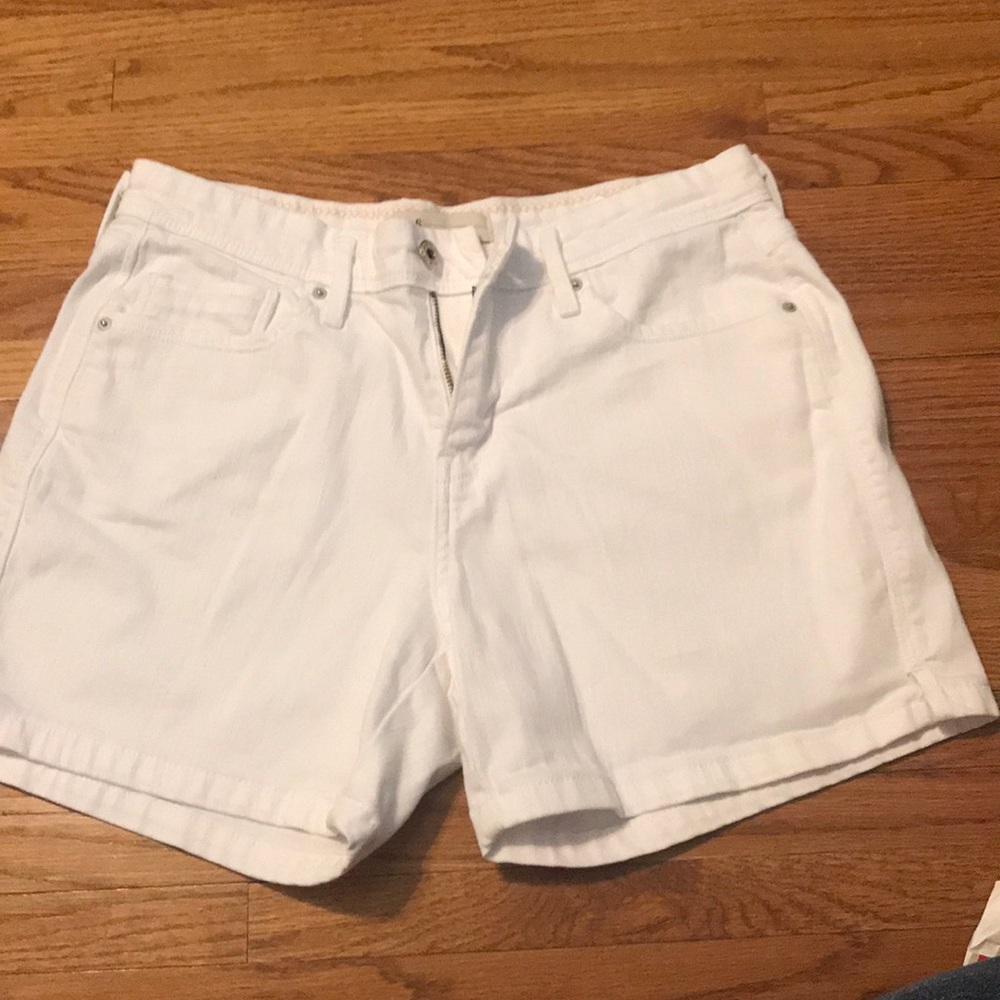 Super cute white high waisted shorts!